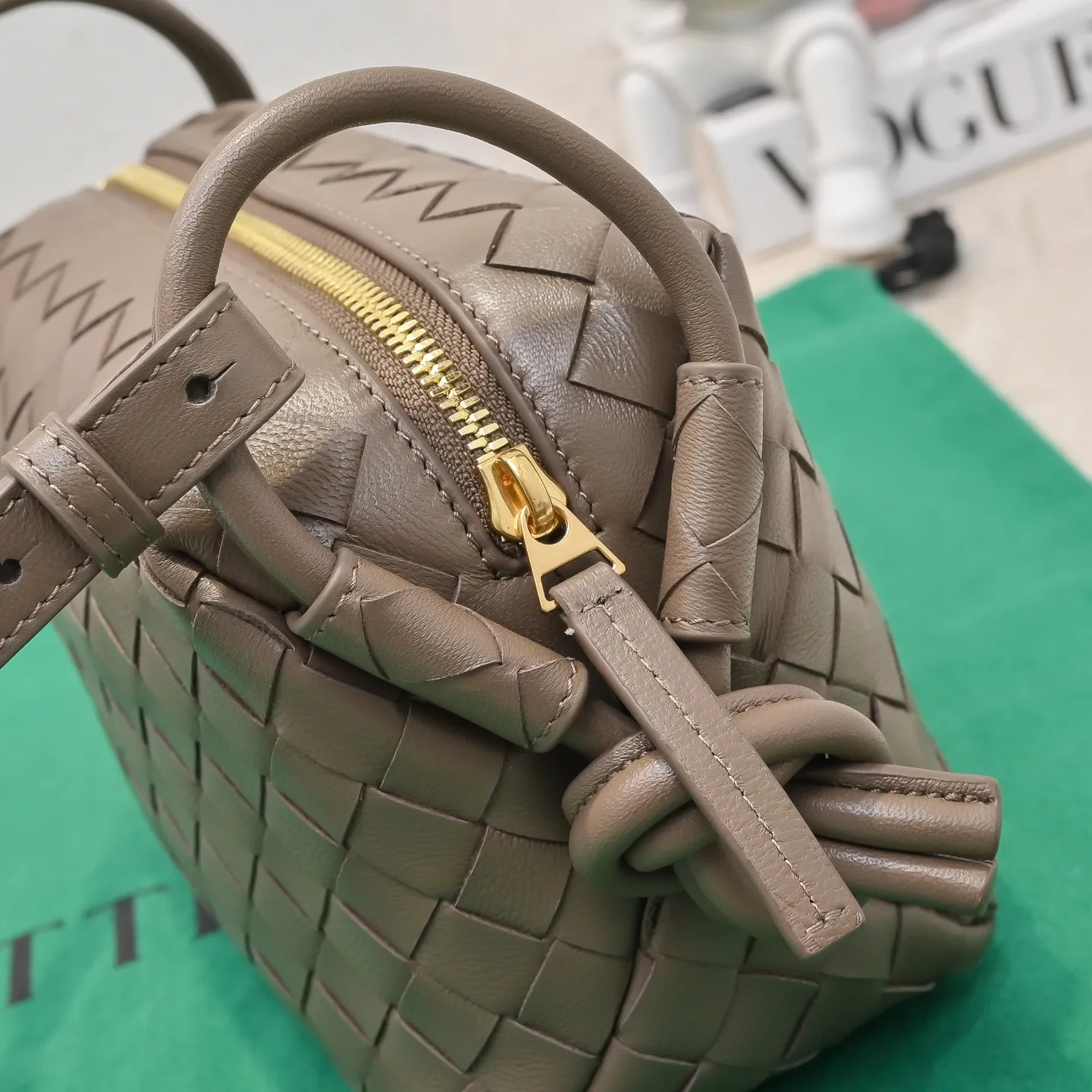 Batch 1360 BOTTEGA VENETA new loop is here! ! Many girls who like BV have owned the Loop bag. It has a simple appearance, classic weaving, and a compact and lightweight bag shape. This innovation continues the "camera bag" shape. Unlike the traditional Loop bag, which can only be worn as a crossbody bag, this innovation It can be carried by hand or cross-body, satisfying both the concave shape and daily needs. The oversized buckle can be folded and used as a handle. The sultry heat in summer ☀️ usually reduces people's desires. Having a lightweight bag will greatly enhance the happiness of traveling🫧 Style number: 6615 Size: 19*12*9cm